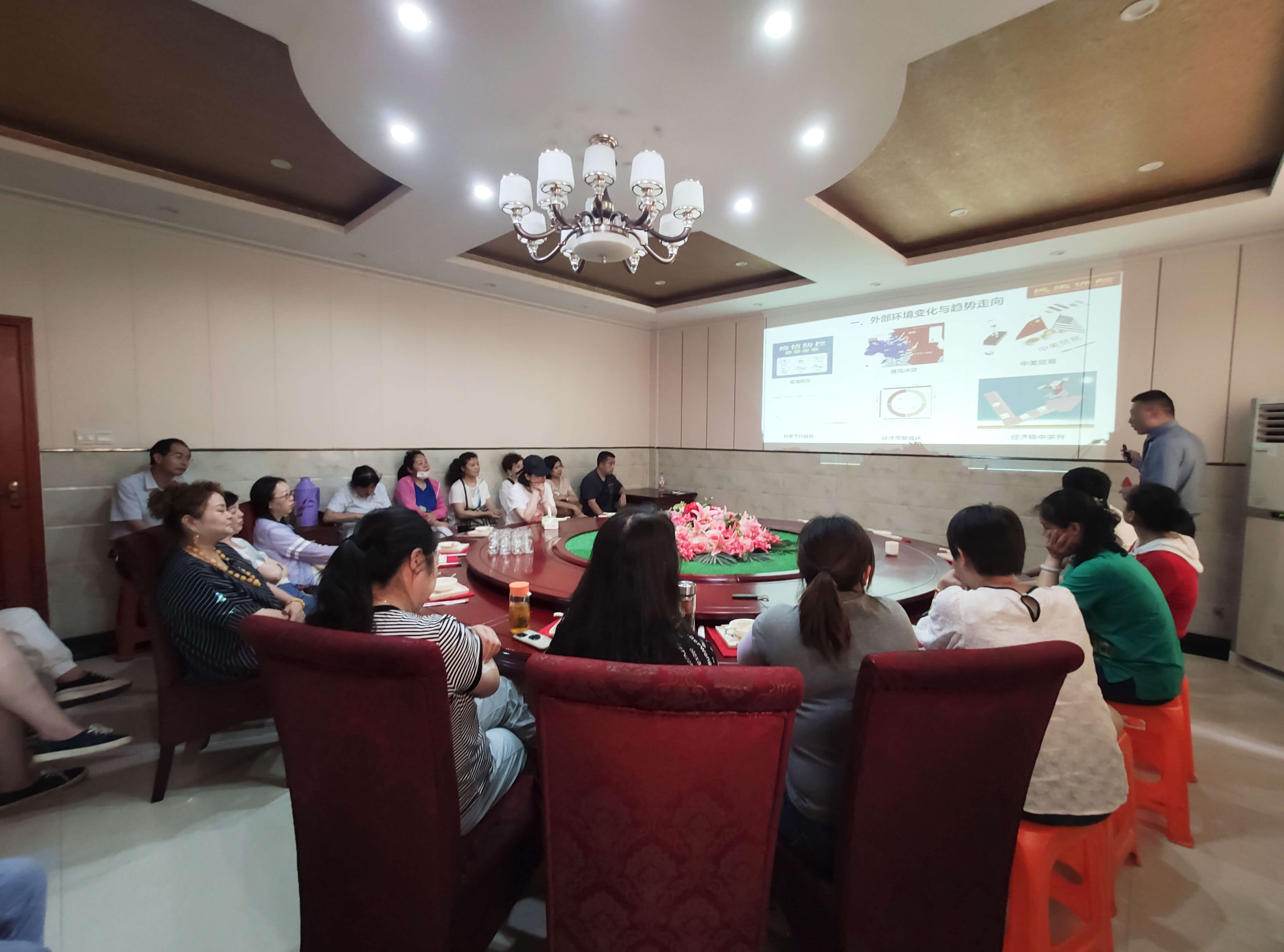 民生保险合肥中支举办“阳光生活”户外采摘活动