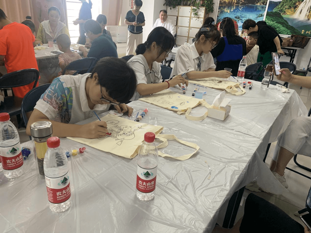 把爱“袋”回家 ——民生保险合肥中支DIY手绘帆布袋活动