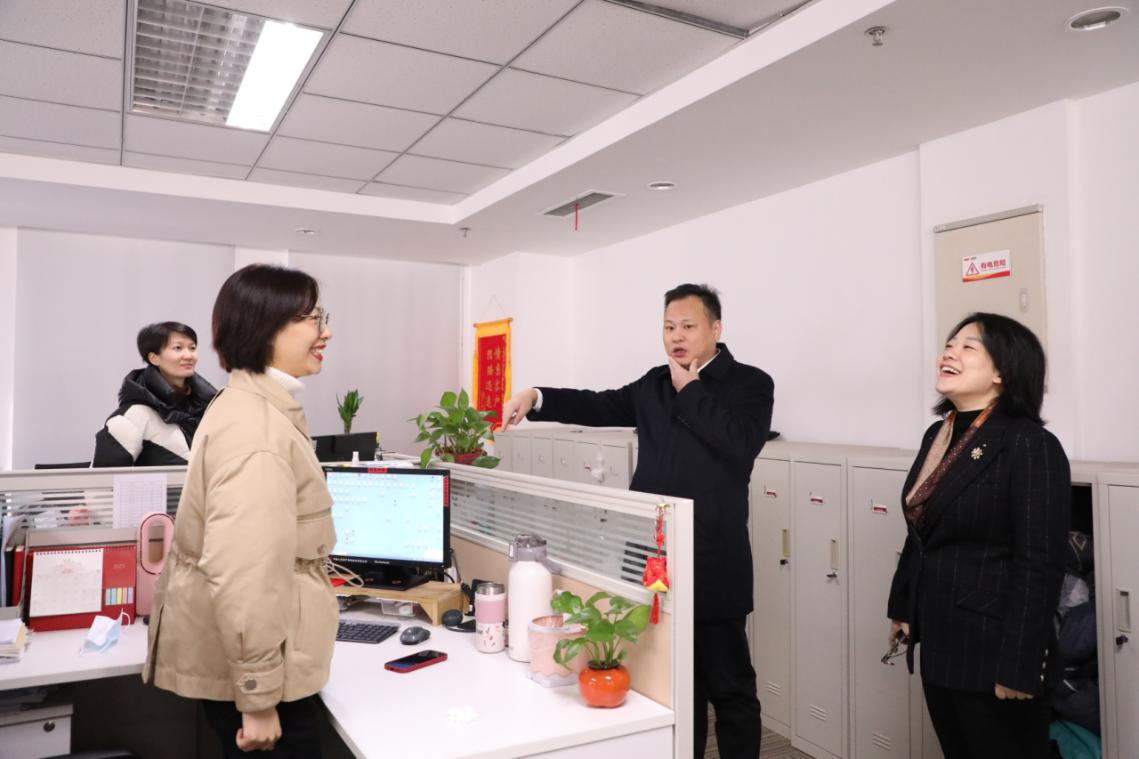 人保财险：新年开工第一天  班子慰问鼓干劲