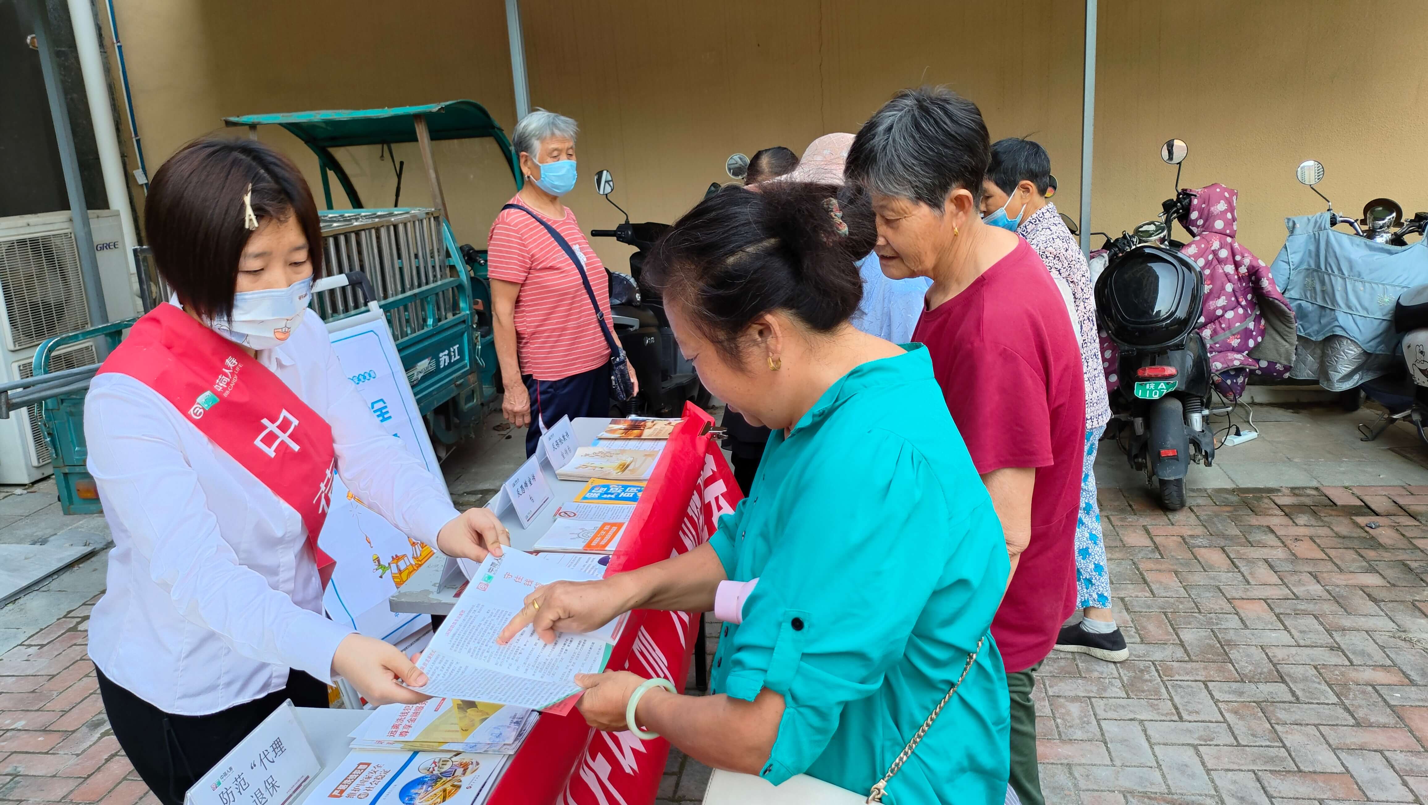 筑牢防非“防火墙” 构建安全“双保险” ——中荷人寿巢湖支公司开展6月“防范非法集资宣传月”系列活动