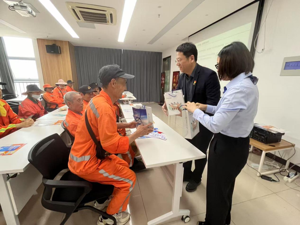 新华保险合肥中支开展金融知识公益行活动